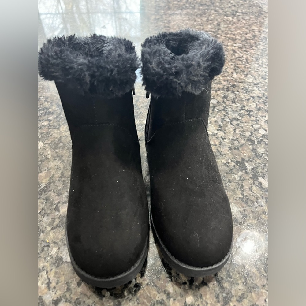 Black, fur boots Girls size 1